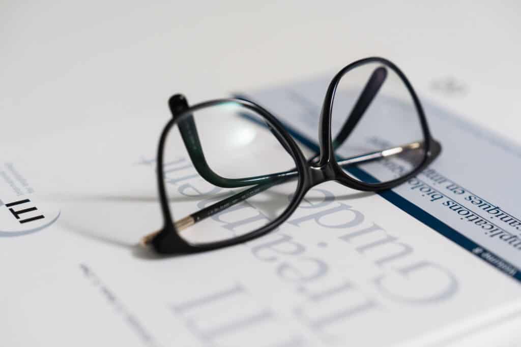 Lunettes posées sur un guide de traitement implantaire