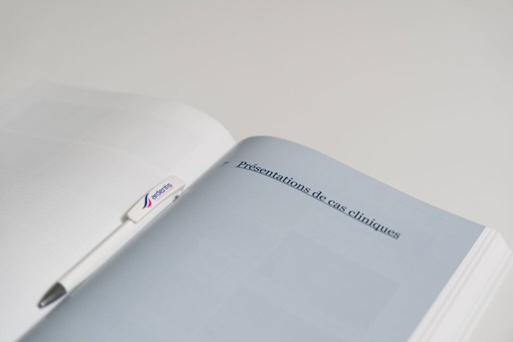 Publication scientifique en implantologie dentaire ostéointégration stabilité implantaire étude clinique