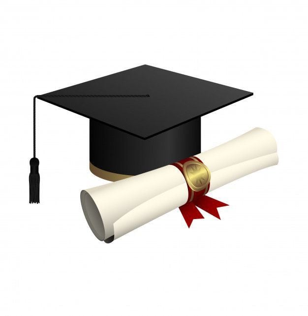 Diplôme et chapeau de graduation symbolisant l’obtention d’un doctorat PhD