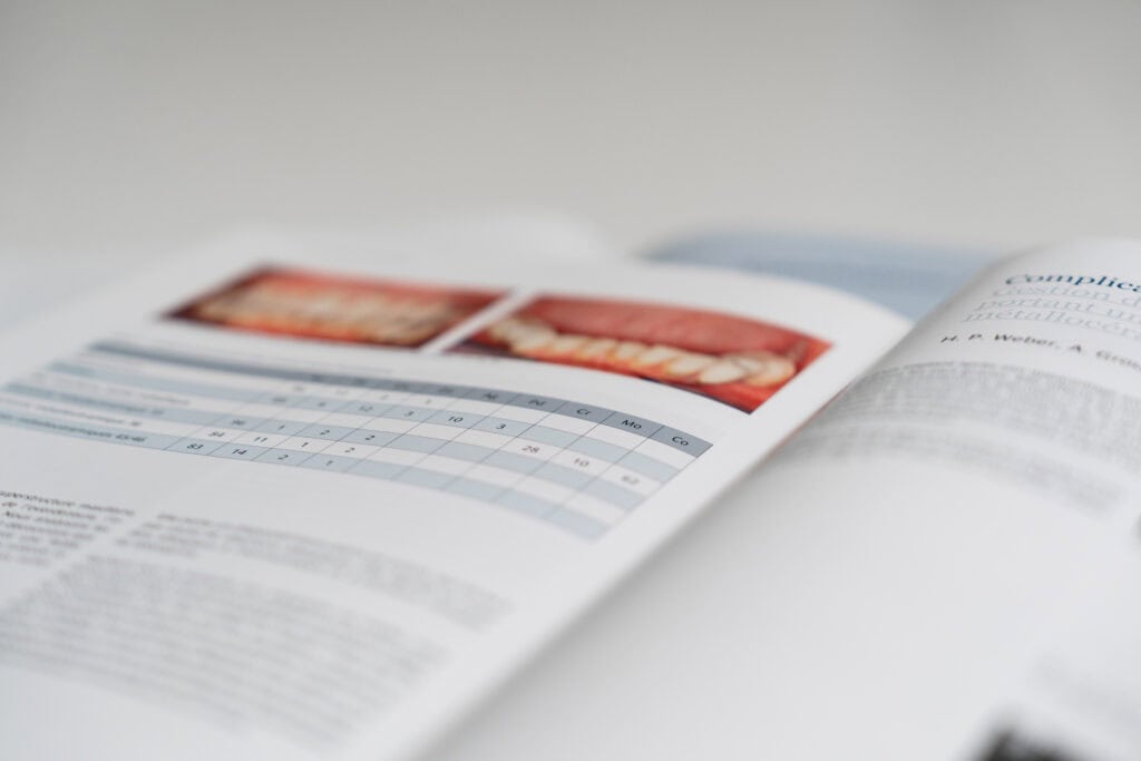Illustrations cliniques dentaires dans un guide d’implantologie