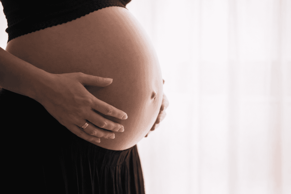 Femme enceinte tenant son ventre