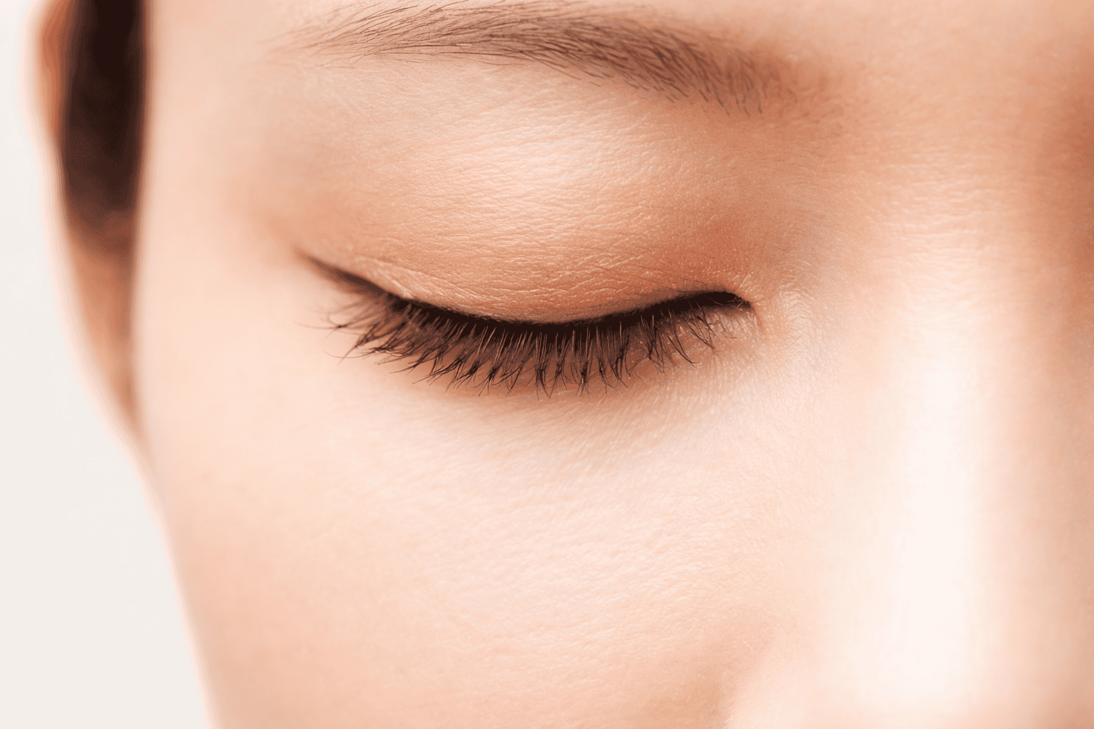 Gros plan sur une paupière lisse et reposée après une blépharoplastie