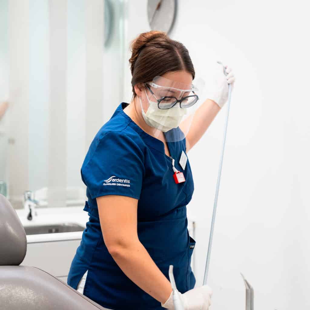 Prise en charge dentaire de qualité avec équipements modernes et hygiène optimale.