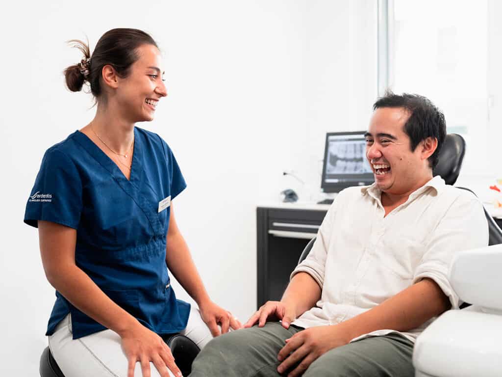 Dentiste et patient souriant dans une clinique dentaire Ardentis, ambiance chaleureuse et professionnelle, soins dentaires de qualité.