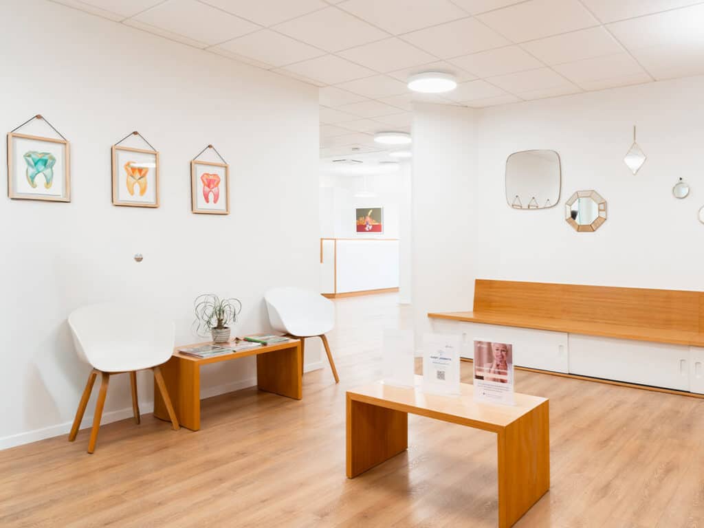 Espace d'accueil lumineux chez Ardentis avec mobilier contemporain, décor artistique et ambiance chaleureuse pour patients.