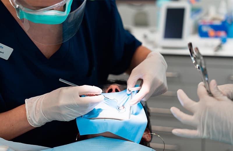 Dentiste réalisant un traitement de racine sur une dent