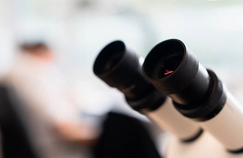 Microscope professionnel utilisé pour l'analyse précise en laboratoire ou en clinique.