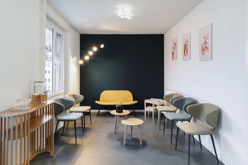 Salle d’attente confortable de la clinique dentaire Ardentis Berclaz à Sierre