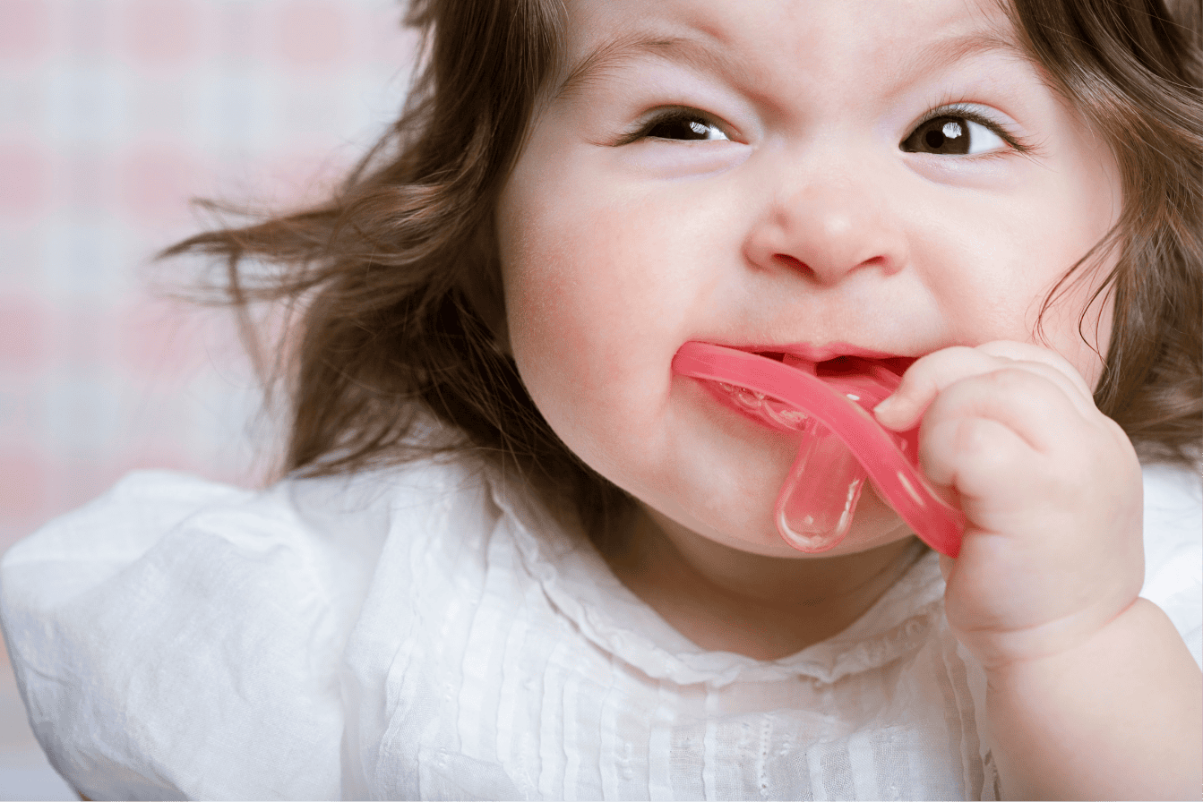 Poupée de dentition en silicone pour bébé, soulageant les douleurs dentaires et favorisant la croissance saine des dents.