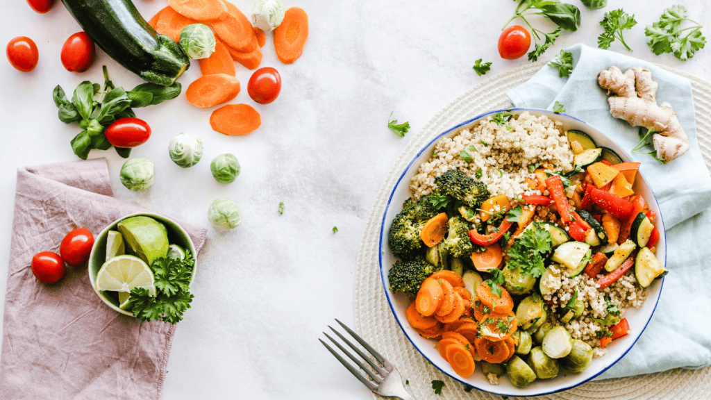 Plat végétarien avec légumes frais et quinoa.