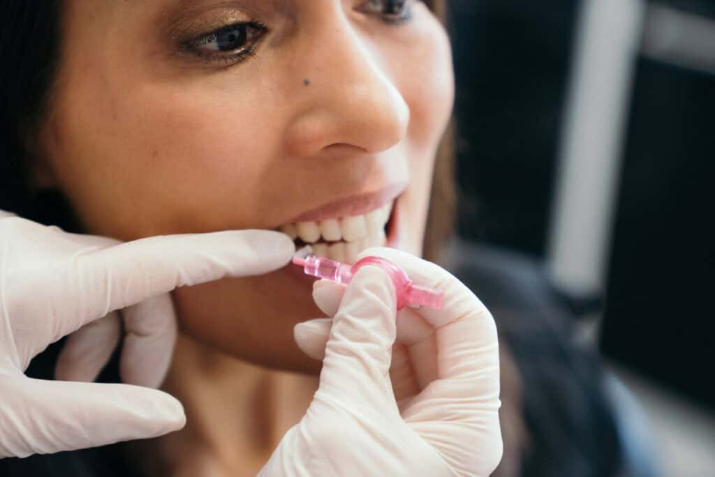 Traitement dentaire avec injection de anesthésie chez Ardentis, clinique dentaire moderne.