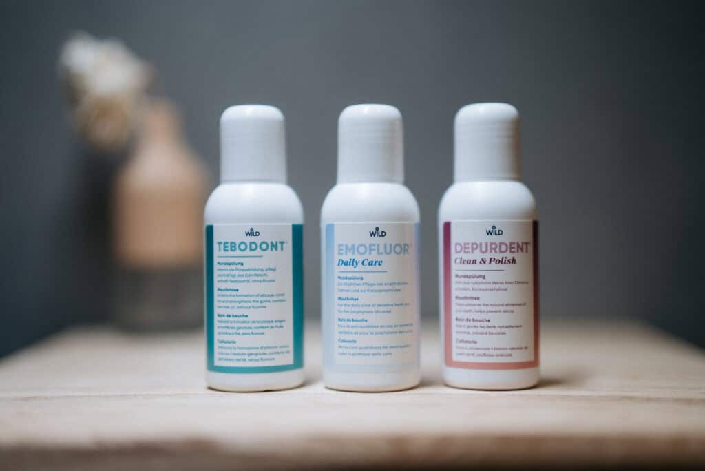 Produits de soins dentaires en flacons pour hygiène bucco-dentaire.