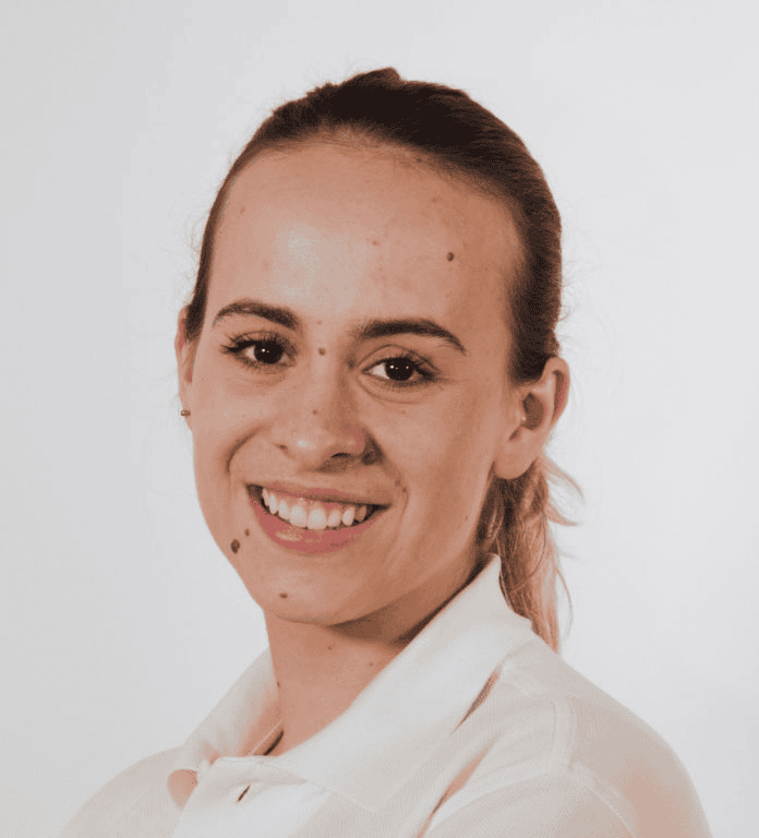 Photo d'une jeune femme souriante lors d'une consultation dentaire chez Ardentis, mettant en valeur des soins dentaires professionnels et un environnement accueillant.