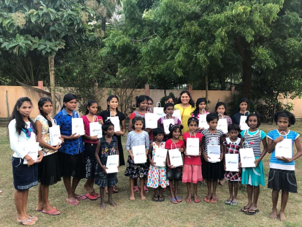 Enfants souriants tenant des diplômes lors d'une cérémonie à l'école Ardentis.