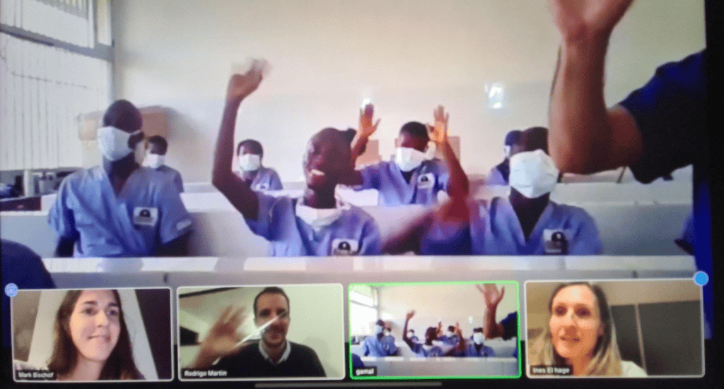 Étudiants en formation médicale Ardentis participant à une session en ligne, portant des masques, dans un environnement d'apprentissage interactif et moderne.